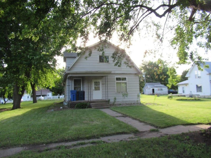 404 S Central Ave, Hills, MN 56138