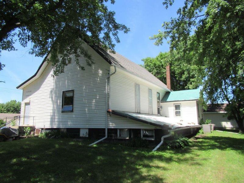 206 E Sanford Ave, Steen, MN 56173