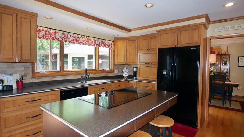10417 Brunswick Cir, Minneapolis, MN 55438