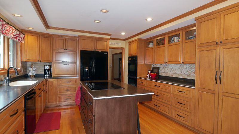 10417 Brunswick Cir, Minneapolis, MN 55438