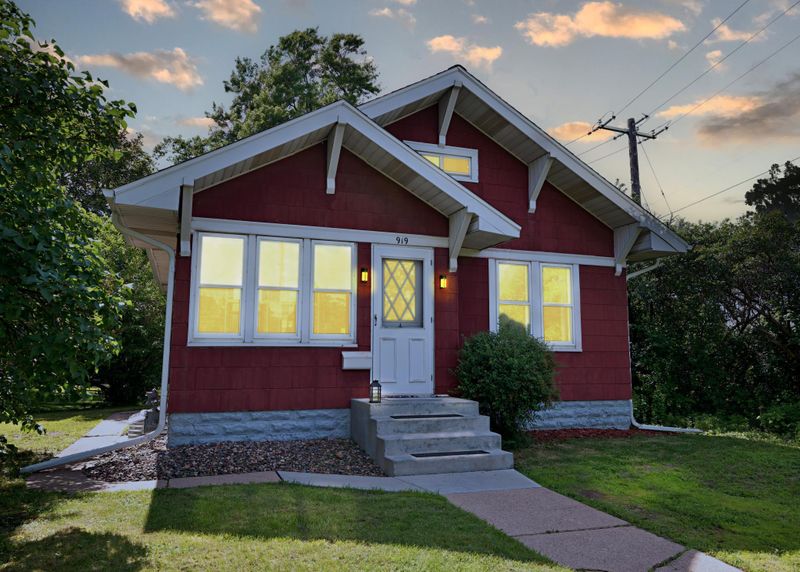 919 Charlotte St, Saint Paul, MN 55104