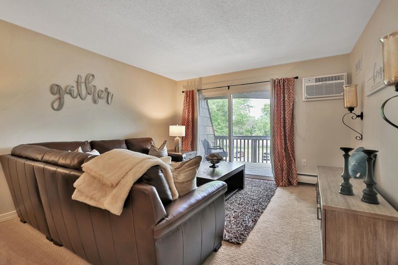 2800 Hamline Ave N #320, Roseville, MN 55113