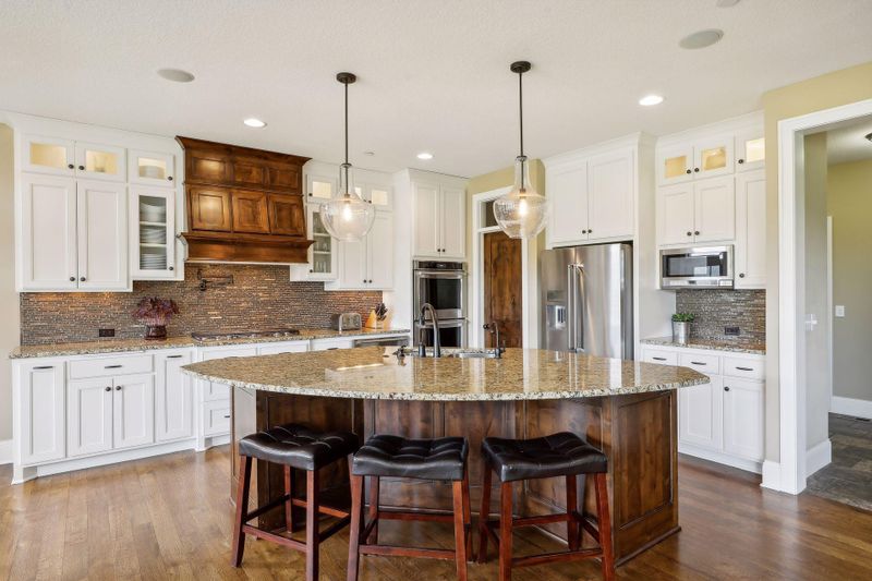 15 Monarch Ln, North Oaks, MN 55127