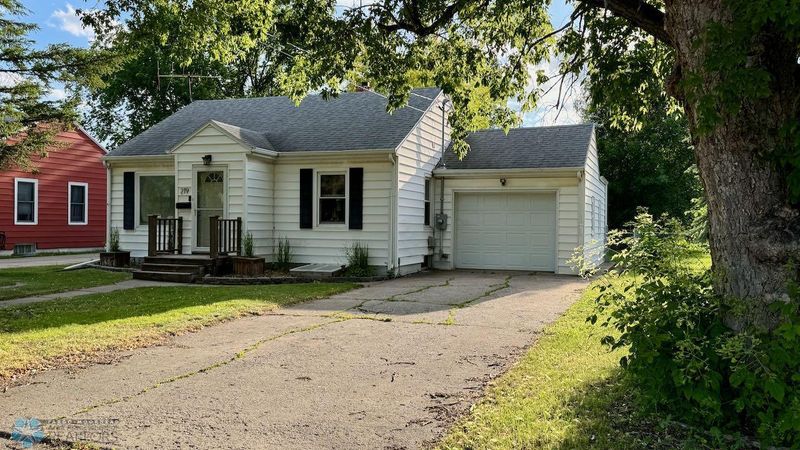 219 14th St N, Moorhead, MN 56560