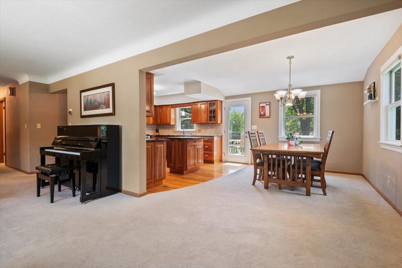 362 Maple Lane Ct, Roseville, MN 55113