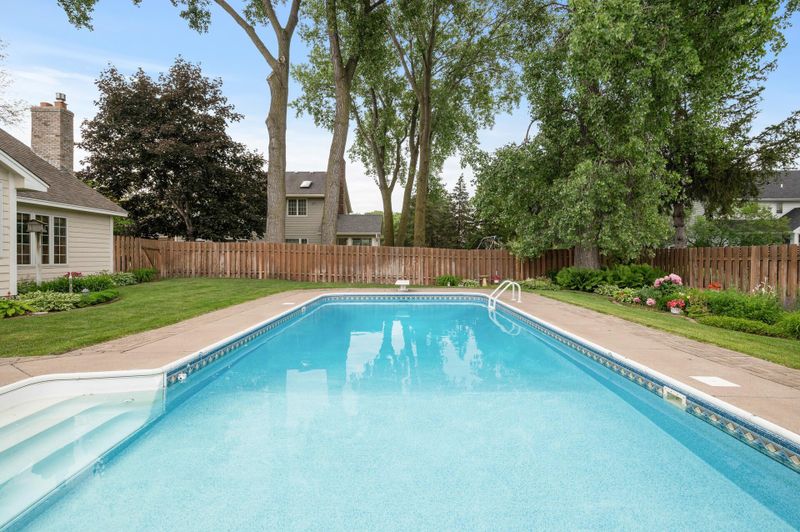 1323 Woodcrest Ave, Shoreview, MN 55126