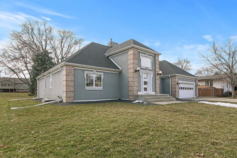 590 Driftwood Rd, New Brighton, MN 55112