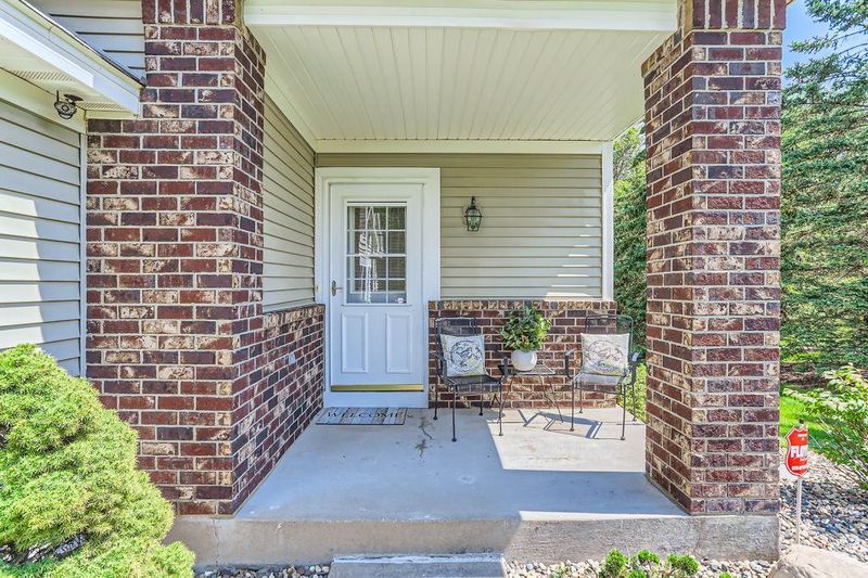8887 Compton Ln, Inver Grove Heights, MN 55076