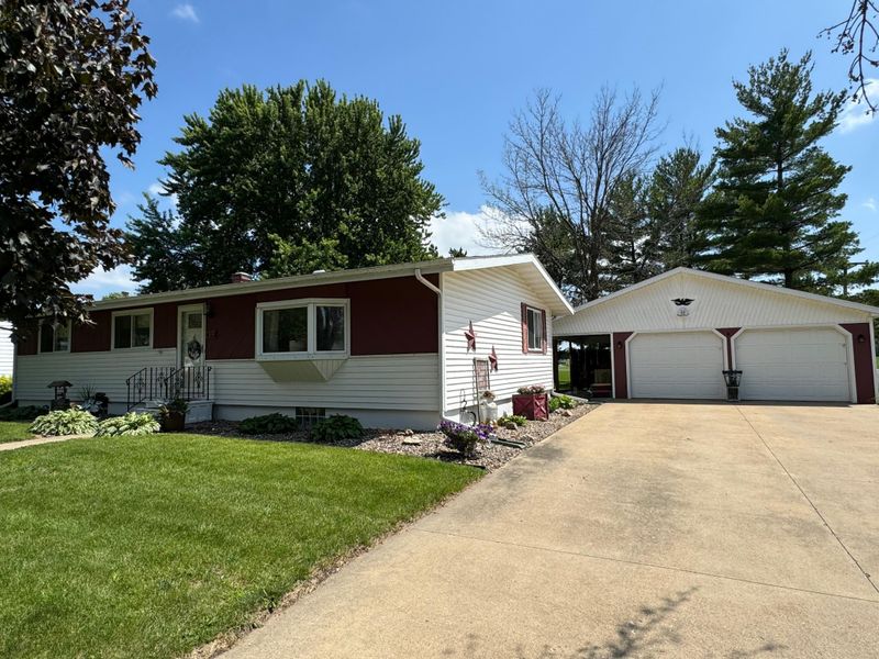 413 1st St SE, Hayfield, MN 55940