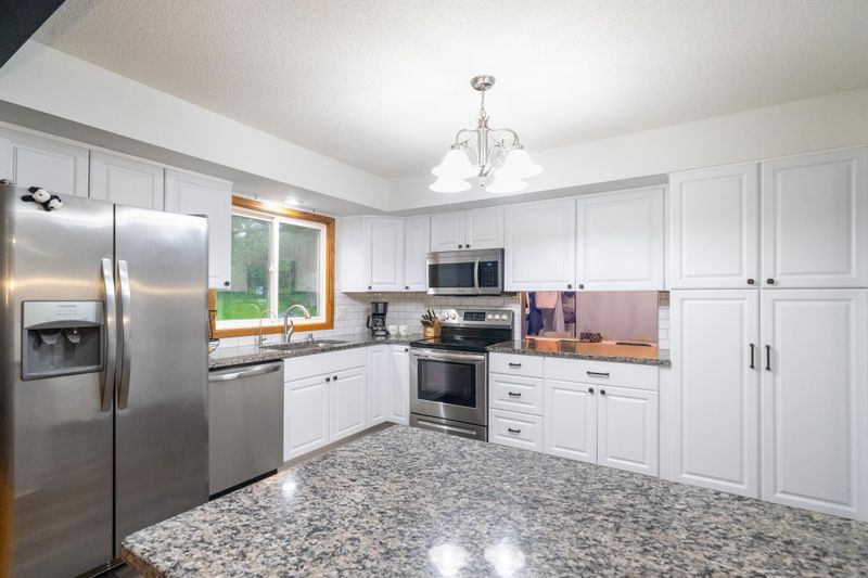 11425 Valley Ct, Burnsville, MN 55337