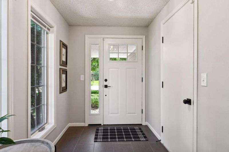 15525 Sussex Dr, Minnetonka, MN 55345