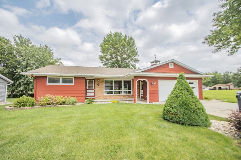 1604 Johnson Ln, Worthington, MN 56187
