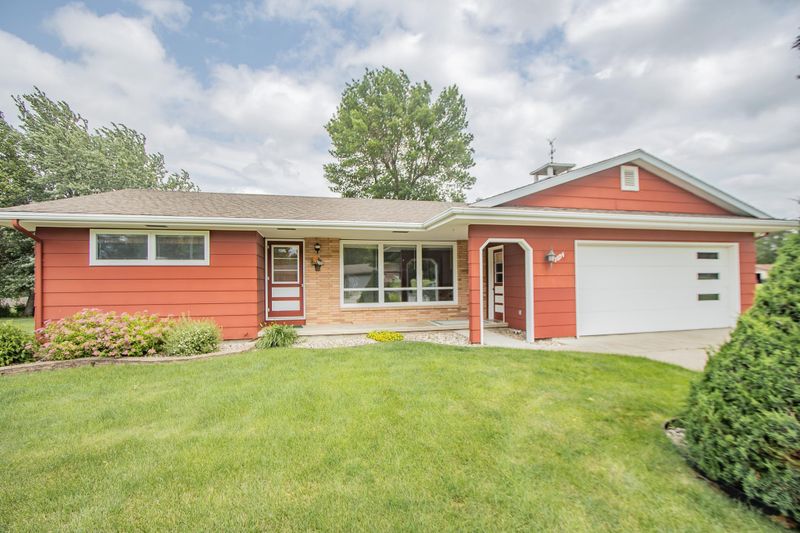 1604 Johnson Ln, Worthington, MN 56187