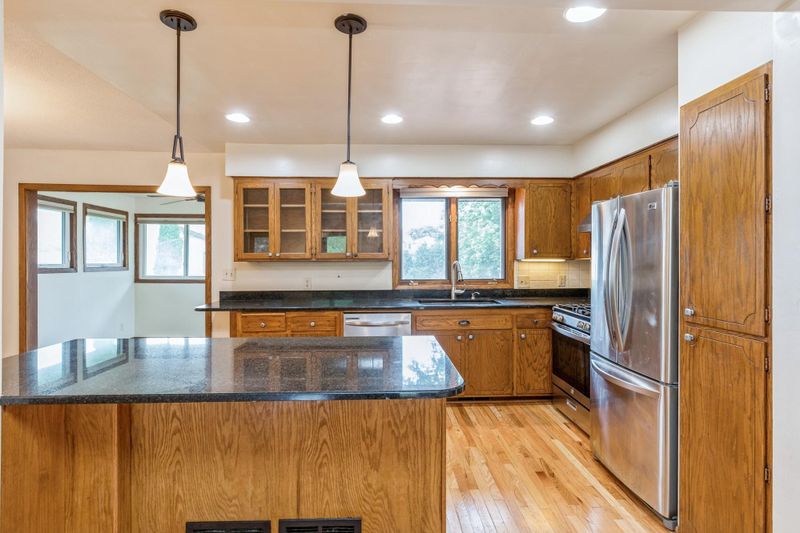 2246 Larry Ho Dr, Saint Paul, MN 55119