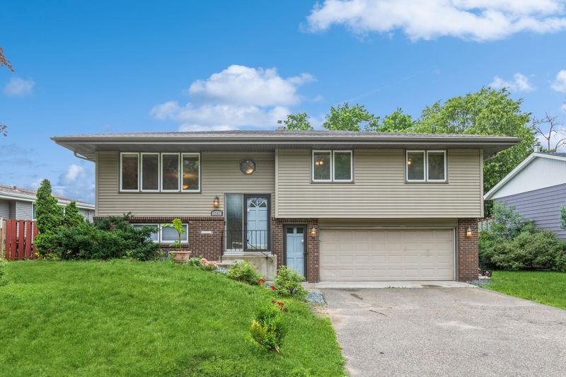 2246 Larry Ho Dr, Saint Paul, MN 55119