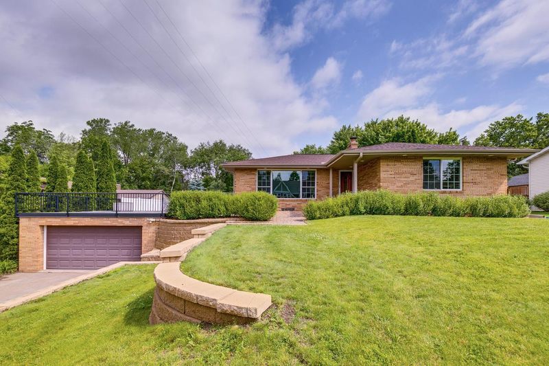 845 Gramsie Rd, Shoreview, MN 55126