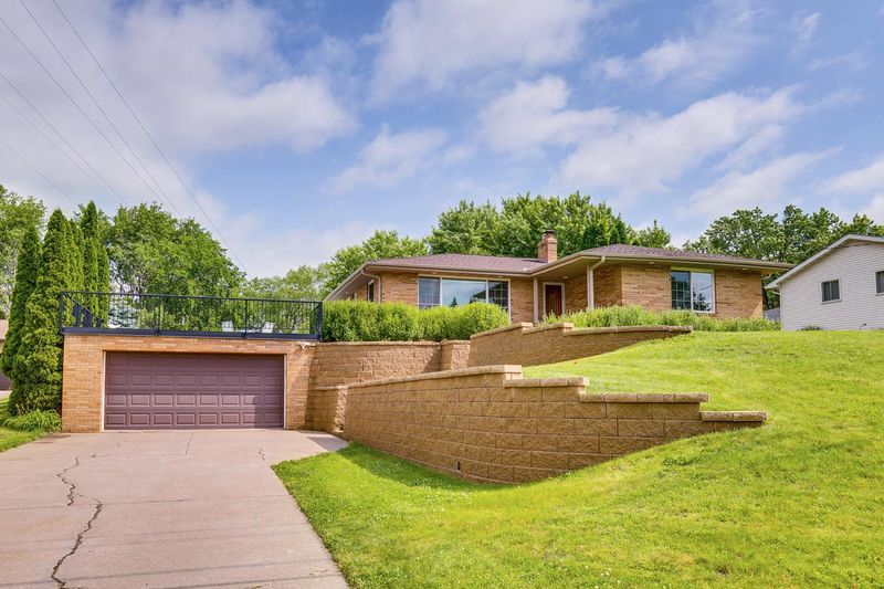 845 Gramsie Rd, Shoreview, MN 55126