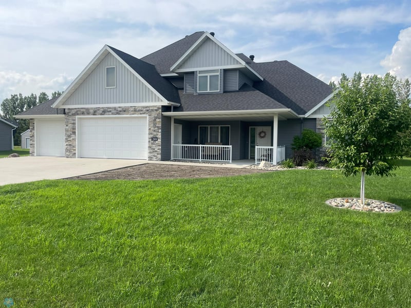 208 River Bend Trl, Breckenridge, MN 56520