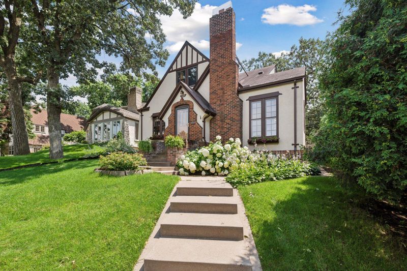 327 W 49th St, Minneapolis, MN 55419