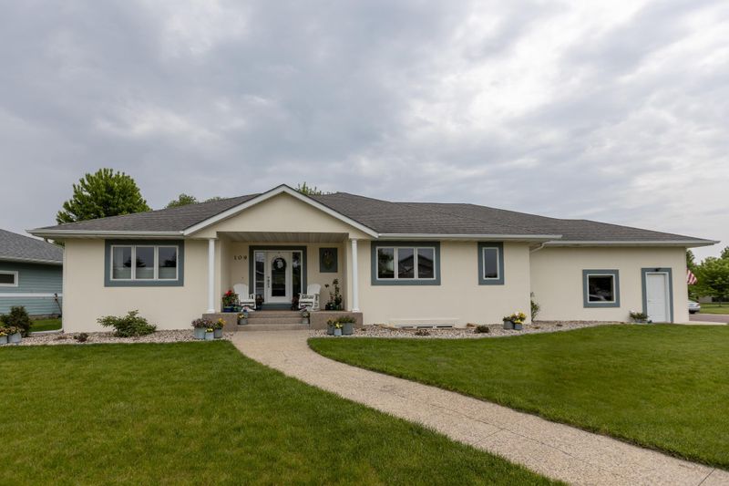 109 Kristy Ln, Mankato, MN 56001