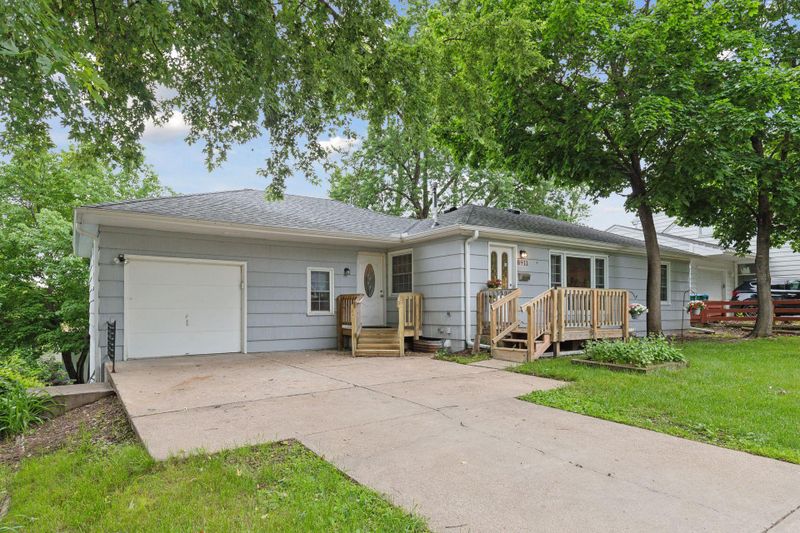 8911 Stanlen Rd, Minneapolis, MN 55426