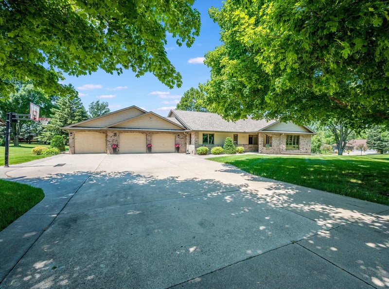 1029 Highland Dr, Blue Earth, MN 56013
