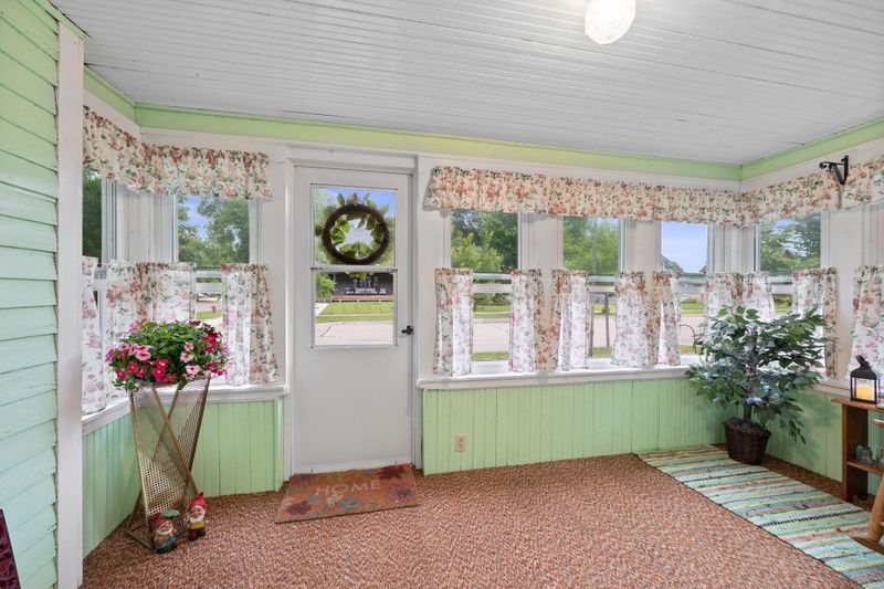 223 N Elm St, Chaska, MN 55318