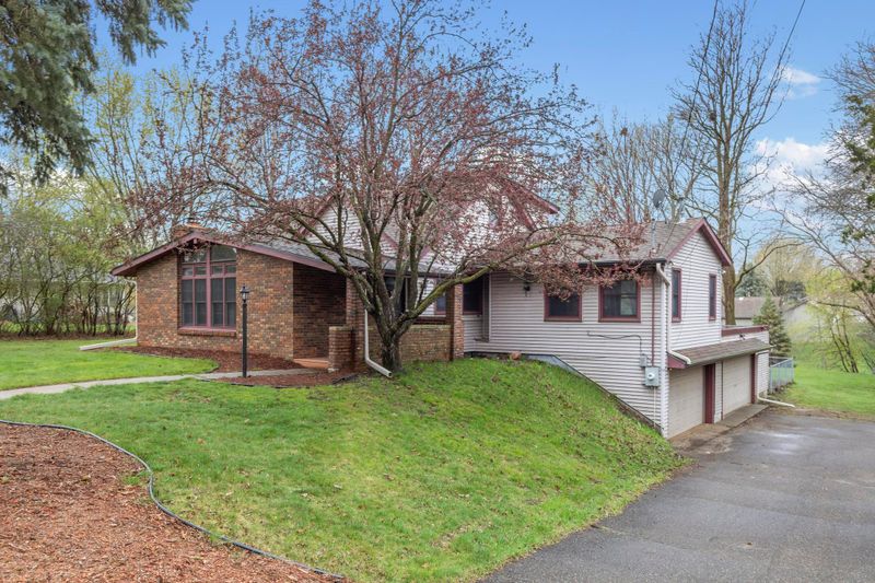 2481 Mcmenemy St, Little Canada, MN 55117