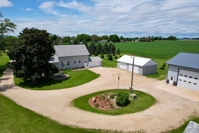 4 Bergen St E, Adams, MN 55909
