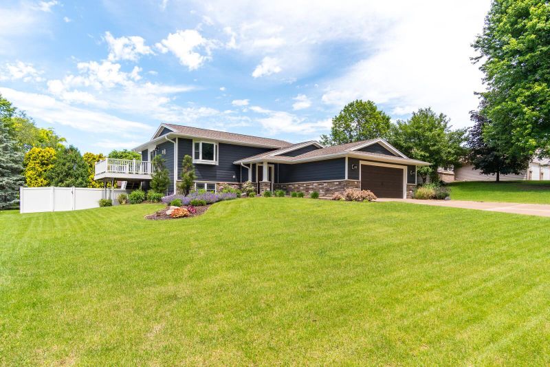 911 Amy Dr, Holmen, WI 54636