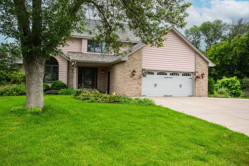 7901 Chesshire Ct N, Maple Grove, MN 55311