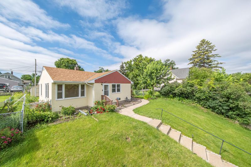 1072 Pacific St, Saint Paul, MN 55106