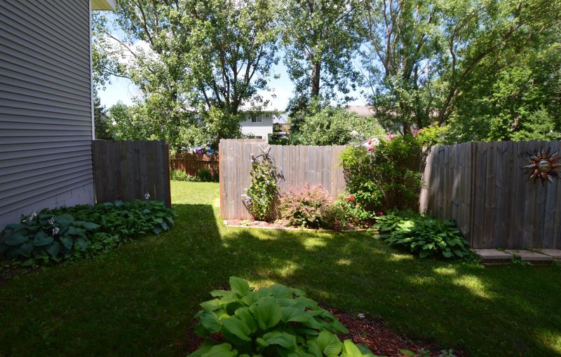 4738 Hayward Rd N, Oakdale, MN 55128