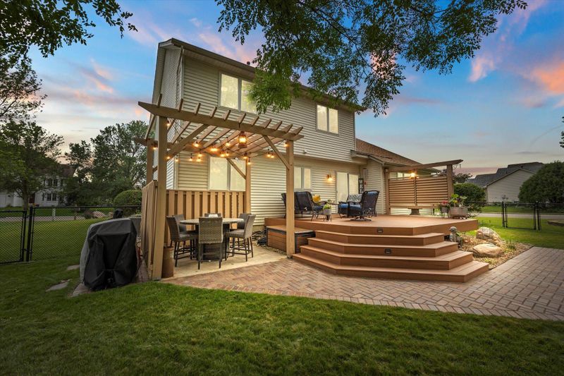 529 Eagle Ridge Rd, Woodbury, MN 55125