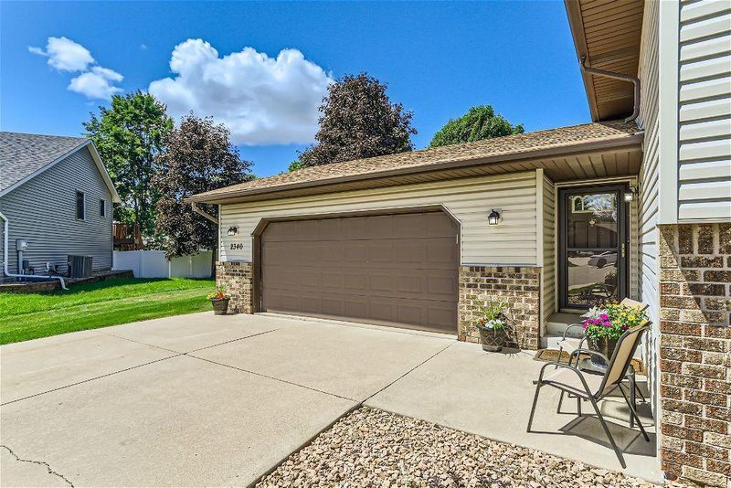 2340 Helena Ave N, Oakdale, MN 55128