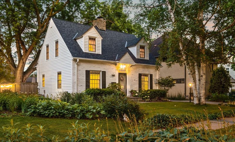 588 Montrose Ln, Saint Paul, MN 55116