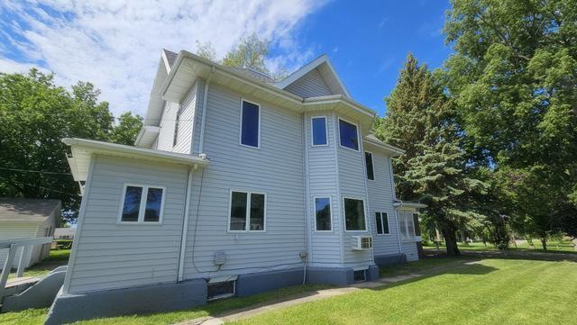 618 W 5th St, Graceville, MN 56240