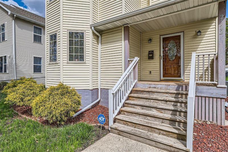 2522 James Ave N, Minneapolis, MN 55411