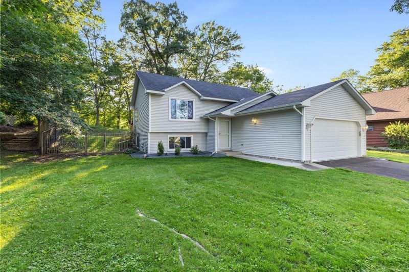 6290 Duck Lake Rd, Eden Prairie, MN 55346
