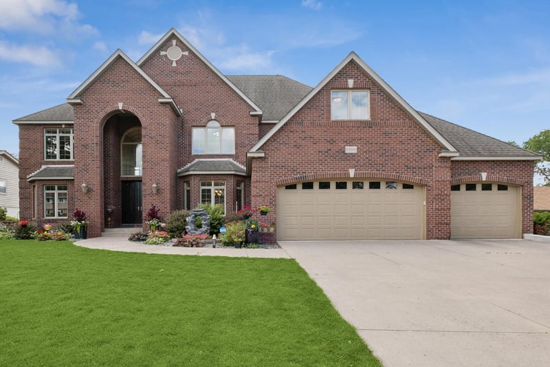 17003 Weaver Lake Dr, Maple Grove, MN 55311