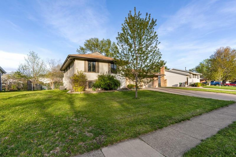 925 Redwell Ln, Apple Valley, MN 55124