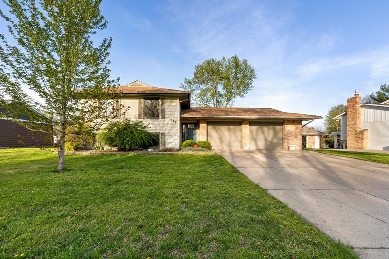925 Redwell Ln, Apple Valley, MN 55124