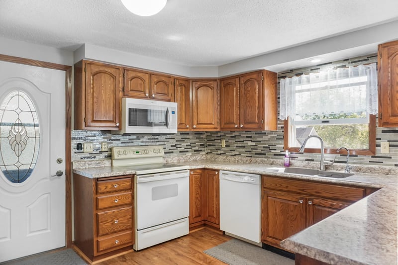 305 Holland St N, Kellogg, MN 55945