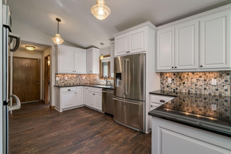 8541 Riverview Ln, Minneapolis, MN 55444