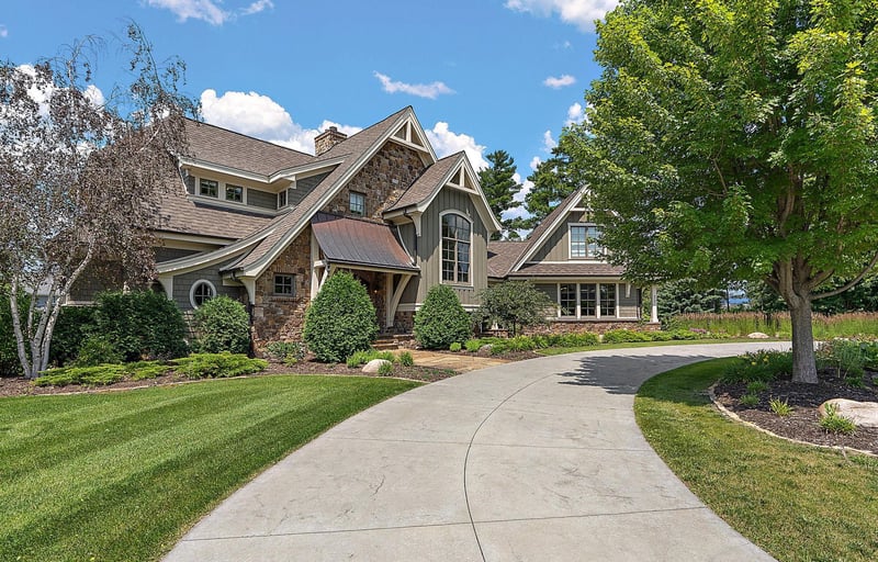 77 Monarch Way, North Oaks, MN 55127