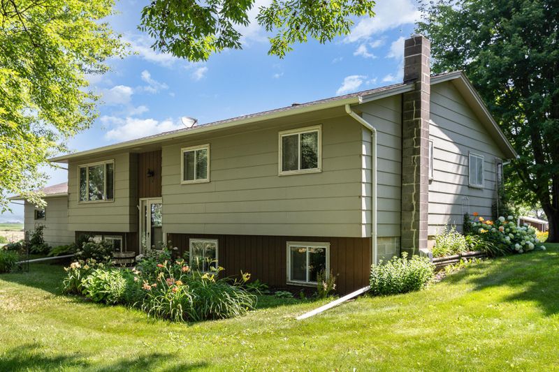 14237 Acorn Trl, Faribault, MN 55021