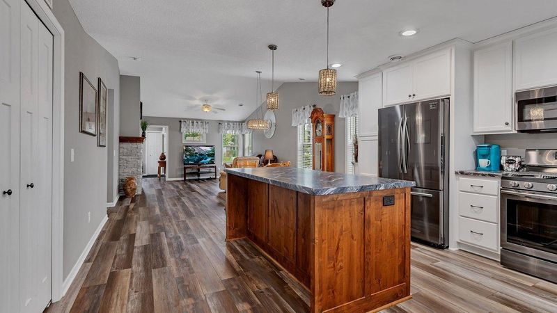 525 Taft Loop S, Cambridge, MN 55008