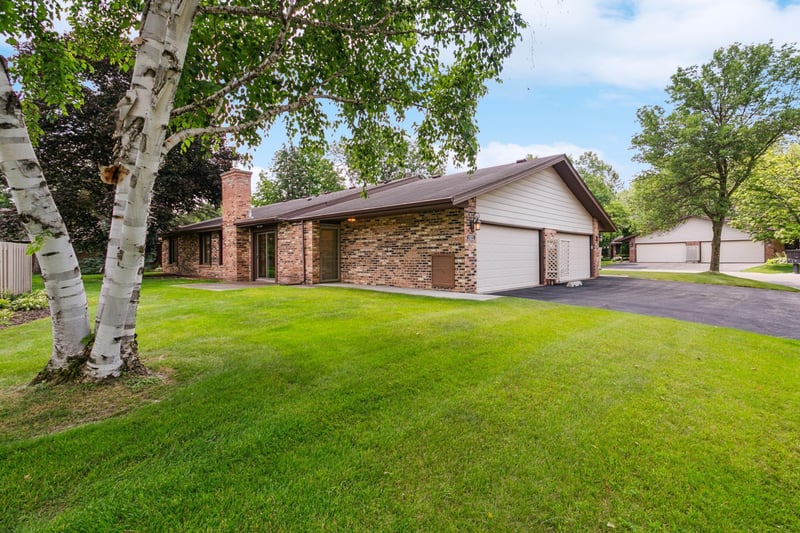 1025 Zanzibar Ln N, Minneapolis, MN 55447