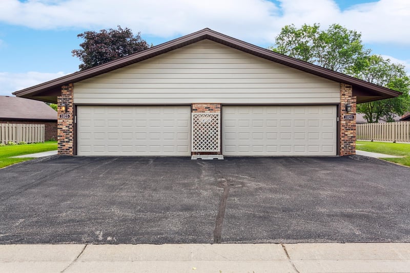 1025 Zanzibar Ln N, Minneapolis, MN 55447