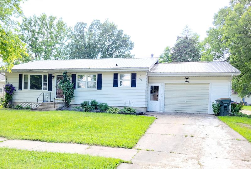 310 Prior St, Stewart, MN 55385